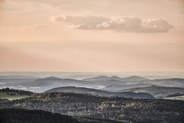 Blick über die weite Landschaft der Rhön auf dem Hochrhöner