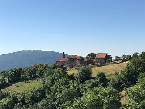 Blick auf das entfernte Bergdorf St. Agnes in der Region Pallars Jussa in den katalanischen Pyrenäen