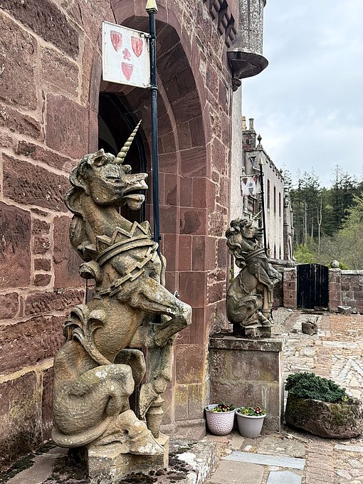 Eine Einhorn Statue bewacht den Eingang eines alten Gebäudes