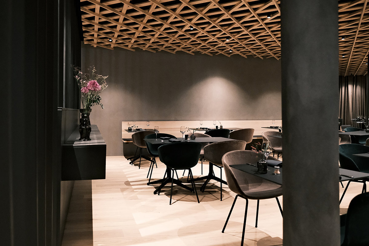 Modernes Restaurant mit dunklen Stühlen