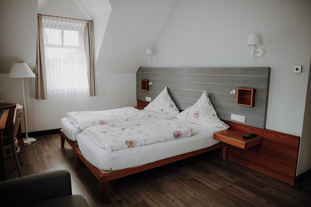 Hotelzimmer mit Bett und gemütlich eingerichtet