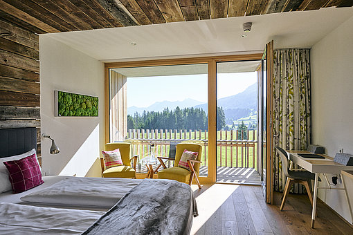 Hotelzimmer mit Blick in die Natur und viel Holz