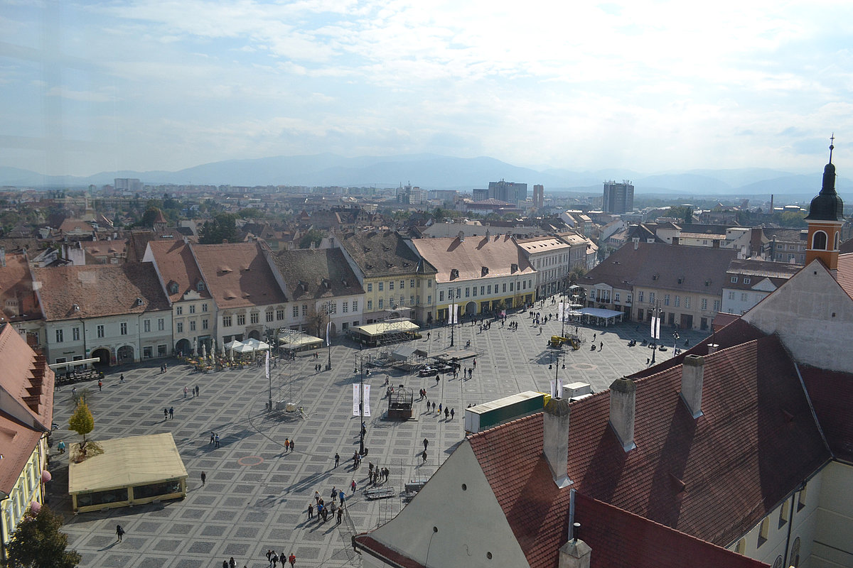 Blick auf einen großen Platz in der Stadt Sibiu