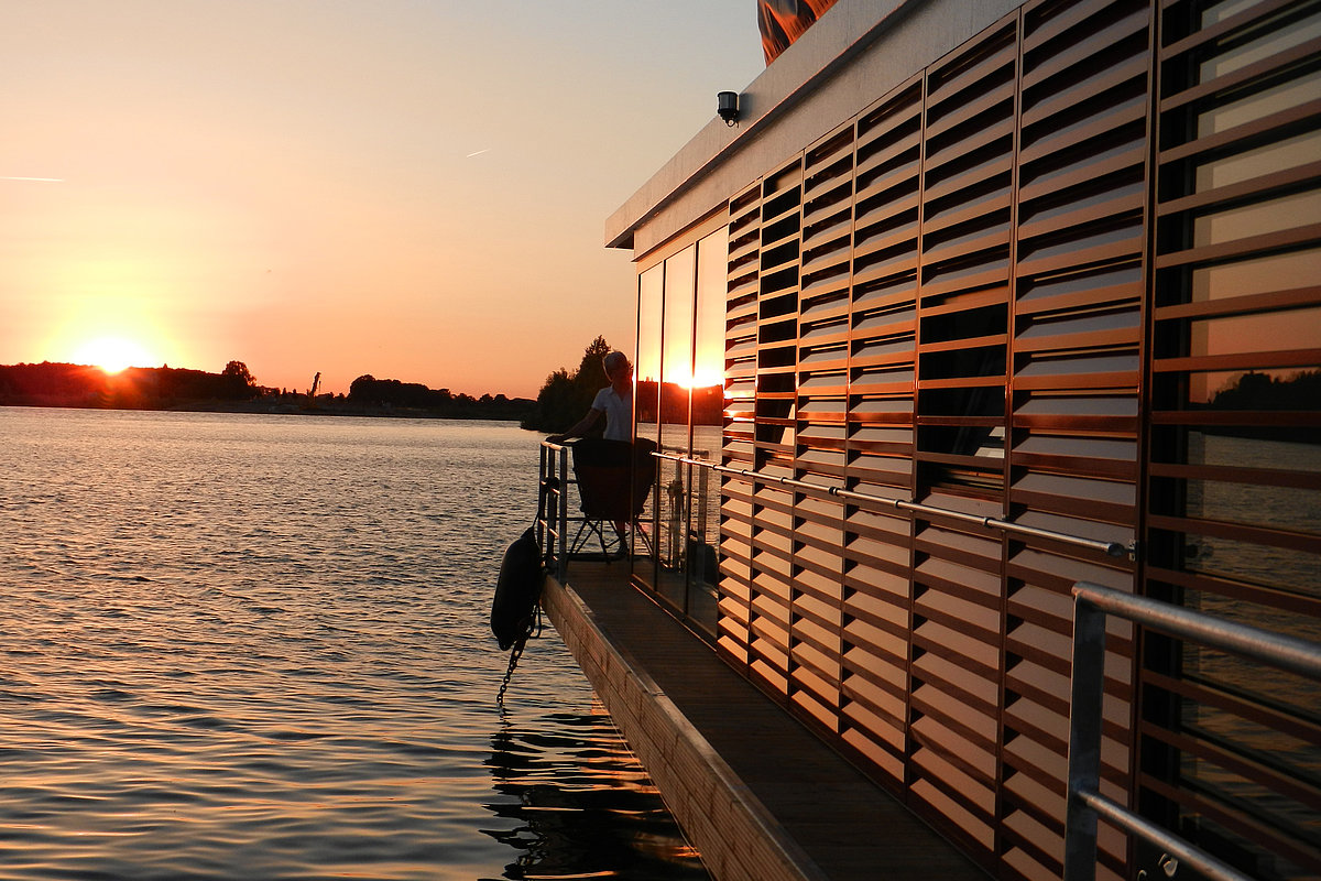 Ein Hausboot im Sonnenuntergang