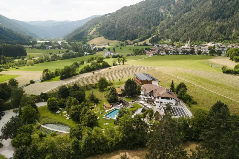 Das Taubers Bio-Vitalhotel aus der Luft