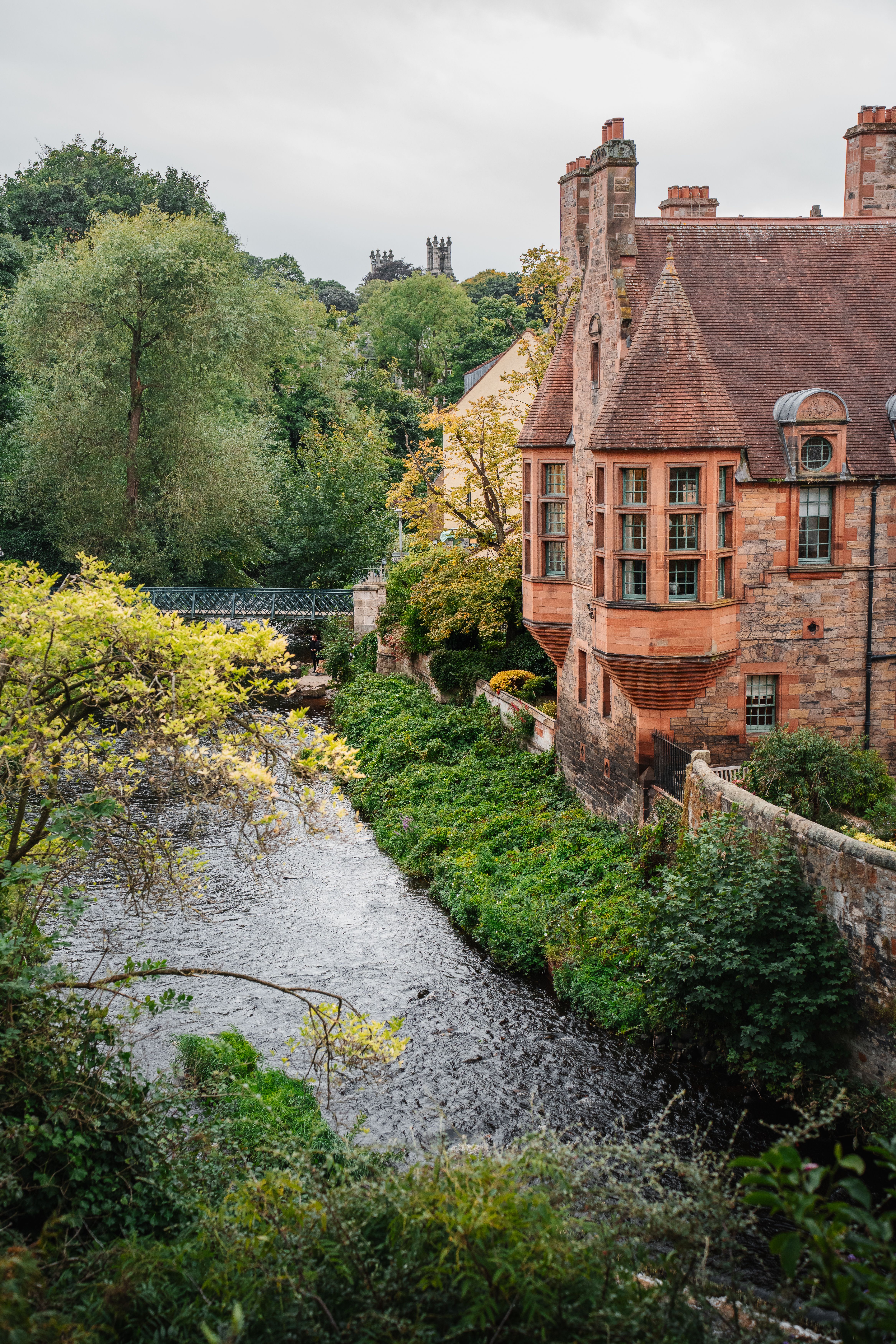 Ein altes Haus mit Erkern am Fluss